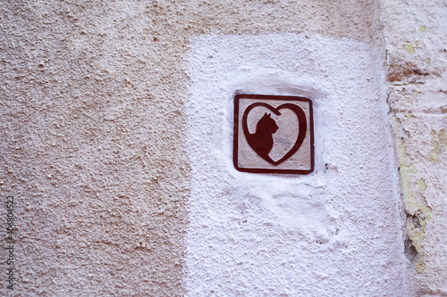 An image of a cat in the heart on a wall. © nadyalargo
