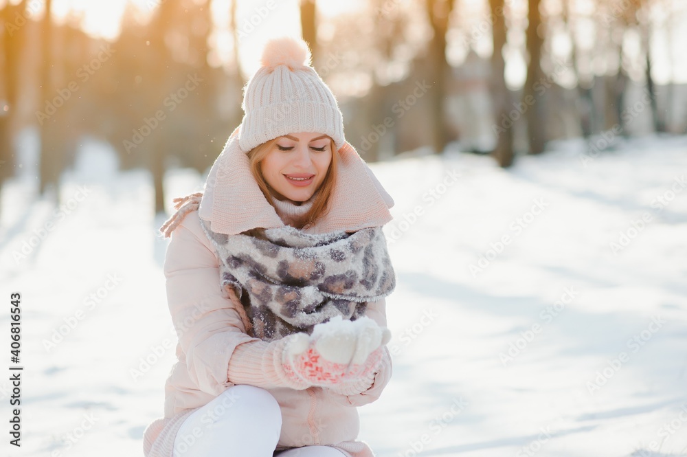 Obraz premium Beautiful smiling woman winter portrait