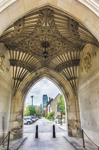 Fotografie Soldiers Tower is war memorial - bell and clock tower at Toronto University