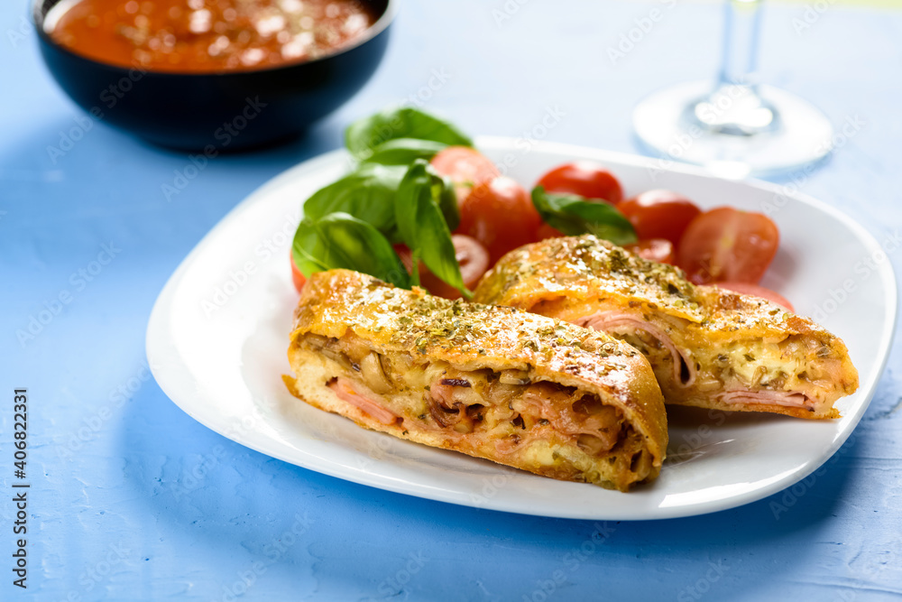 Pizza stromboli - an Italian delicacy from the USA Pizza stromboli - an Italian delicacy from the USA