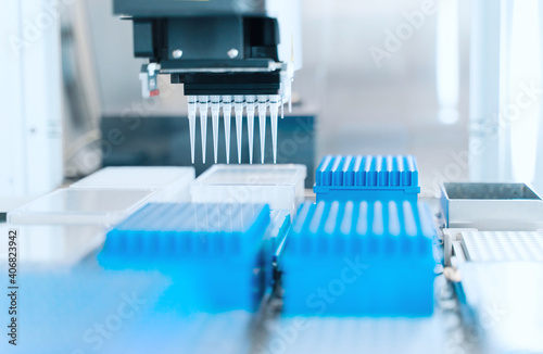 Obraz na płótnie Automation in the clinical laboratory. Pipetting robot laboratory. Medicine robotics. Research and science background w salonie