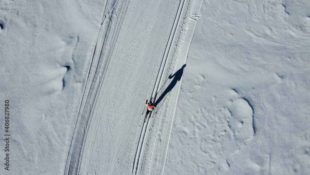 Naklejka premium sciare sci nordico ombre sport all'aperto cardio freddo