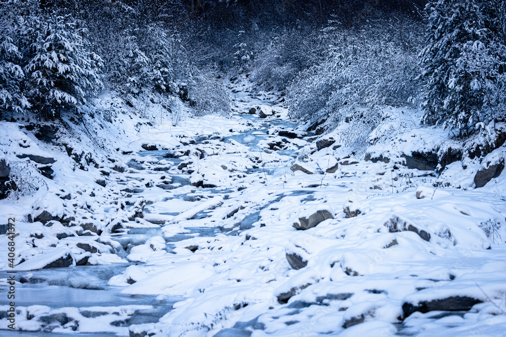 Fototapeta premium Bach im Winter