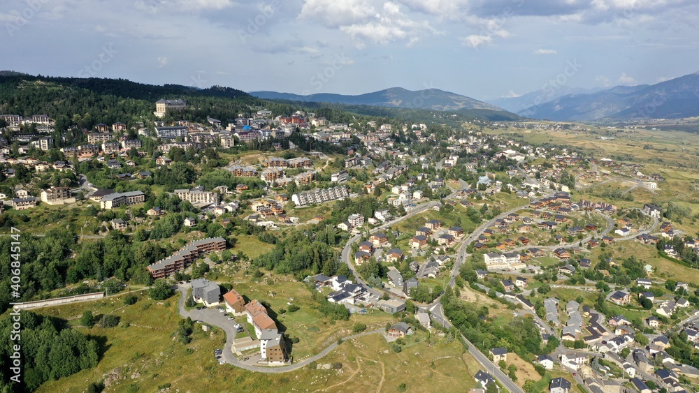 Fototapeta premium station de montagne de Font-Romeu et four solaire d'Odeillo