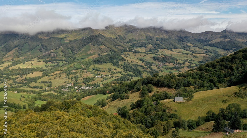 Fototapeta premium Le Lioran et le massif du puy mary dans le cantal en auvergne (survol)