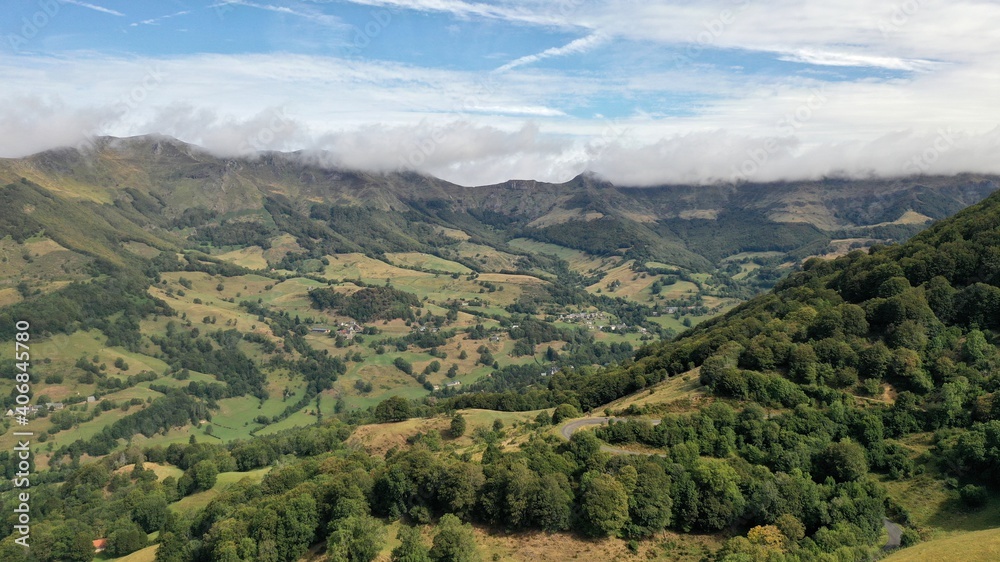 Le Lioran et le massif du puy mary dans le cantal en auvergne (survol) Le Lioran et le massif du puy mary dans le cantal en auvergne (survol)