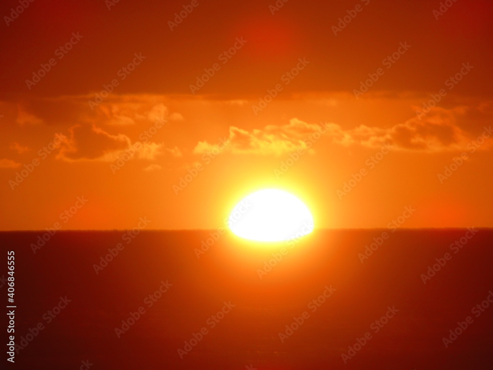 Le soleil se couche sur la mer 