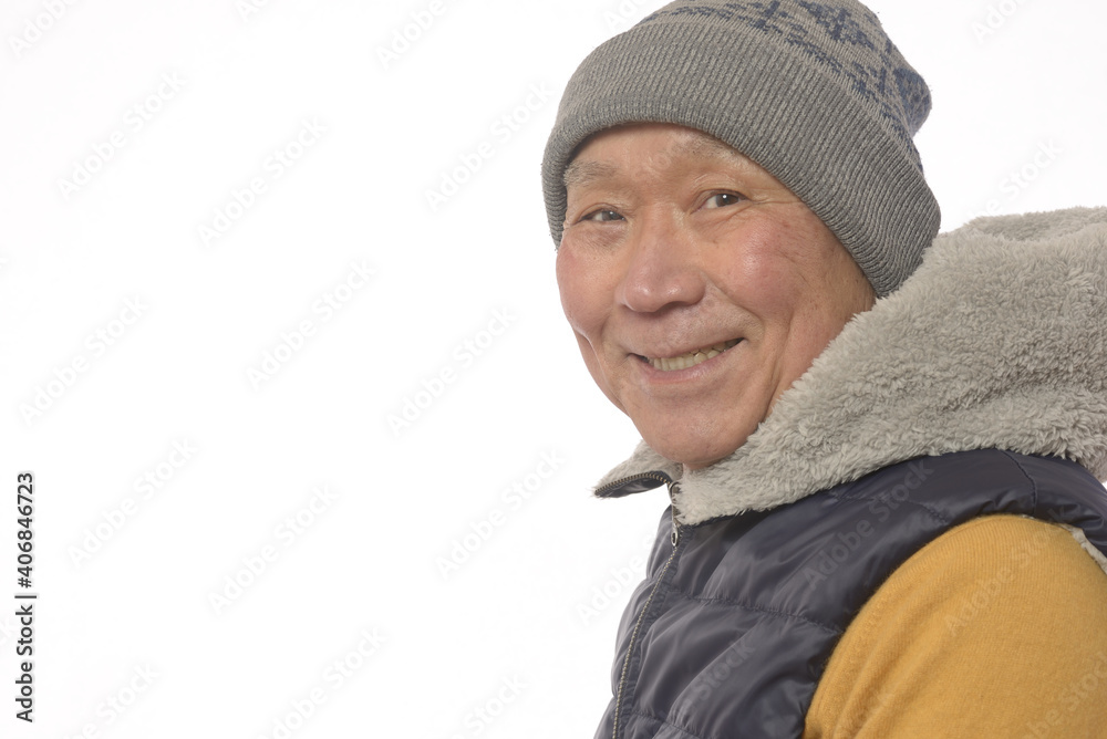 ニット帽をかぶった笑顔の日本人シニア男性 ニット帽をかぶった笑顔の日本人シニア男性