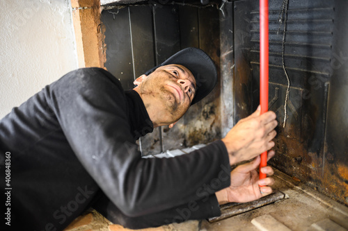 Billede på lærred Young chimney sweep at work
