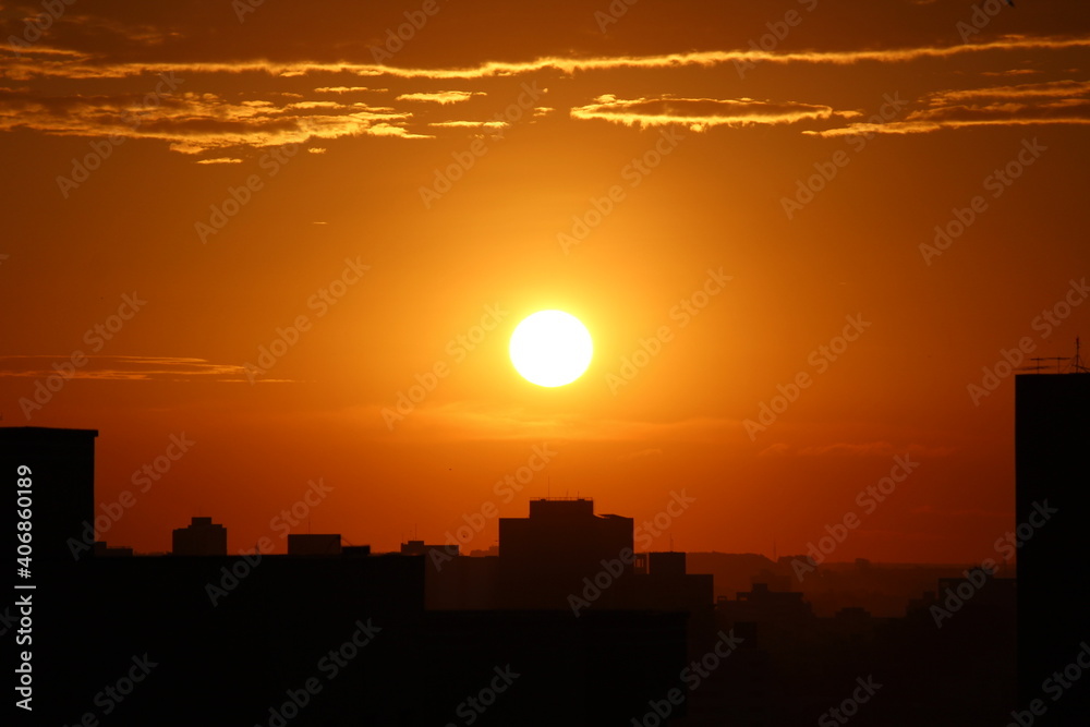 sunset in the city
sunset 
pôr do sol
sol
sunset, sky, city, silhouette, skyline, sun, building, sunrise, orange, evening, clouds, urban, red, dusk, cityscape, night, landscape, cloud, architecture, 
