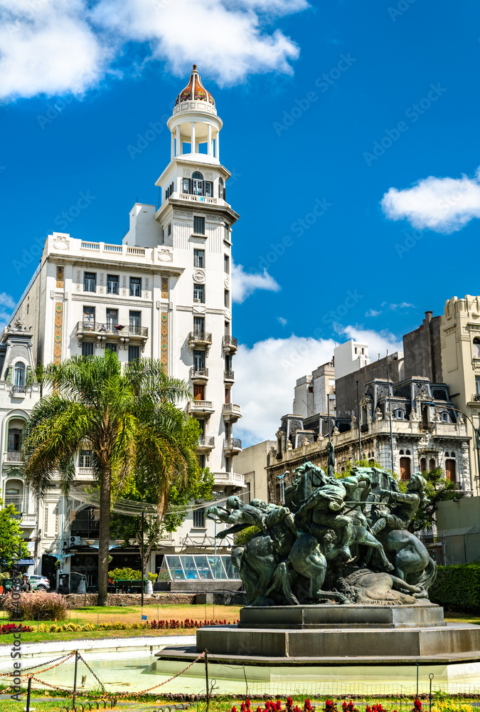 Fototapeta premium El Entrevero fountain in Plaza Fabini in Montevideo, the capital of Uruguay