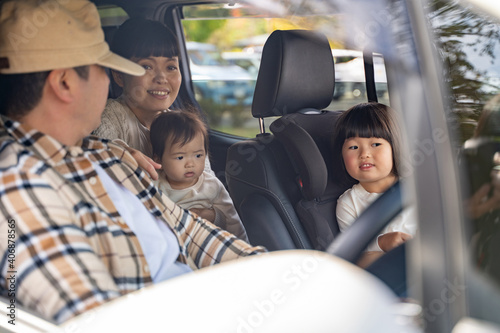車で旅行する秋の家族・ファミリー  © buritora