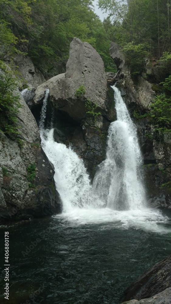 Obraz premium waterfall in the mountains