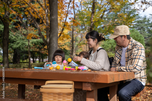 秋の公園で遊ぶ家族・ファミリー
