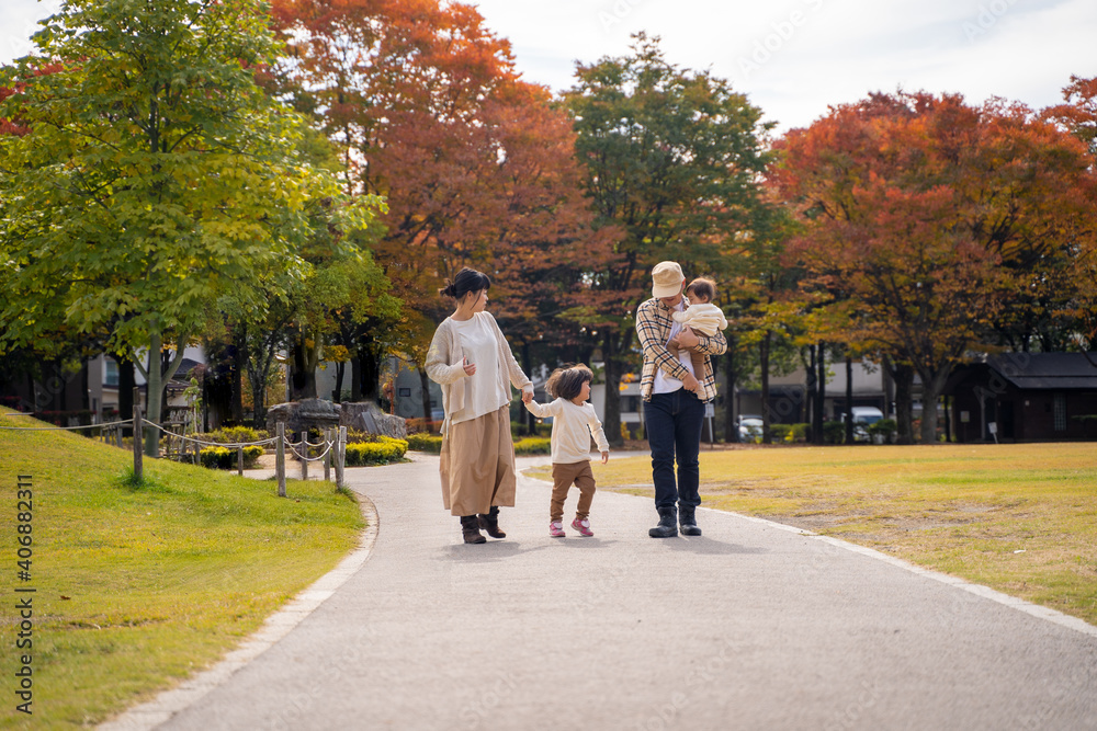 秋の公園で遊ぶ家族・ファミリー
