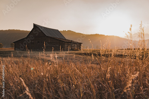Print op canvas old barn at sunset and teton mountains