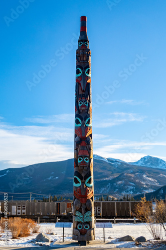 Jasper, Canada - december 2020 : view of a totem pole © jonas
