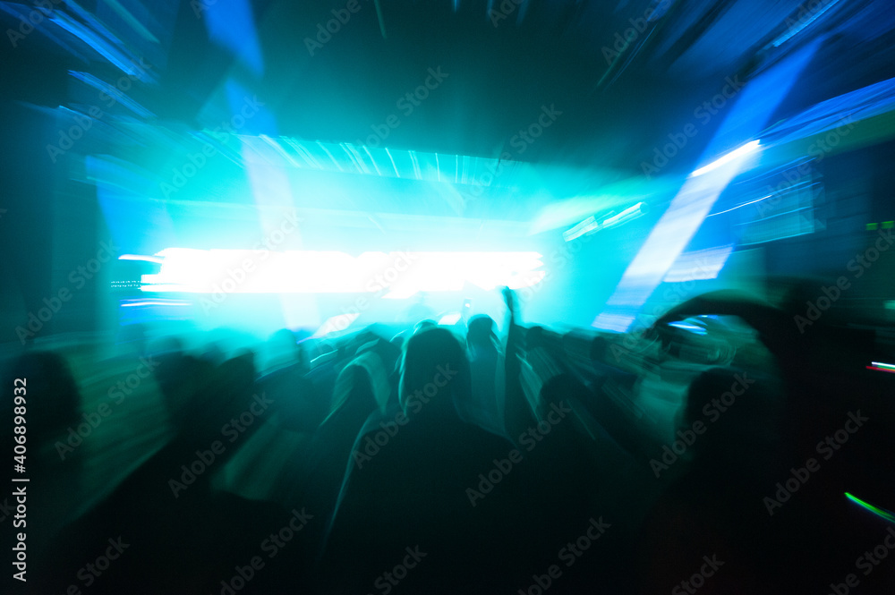 Φωτογραφία silhouette of people dancing in nightclub people dancing nightclub rave edm musi