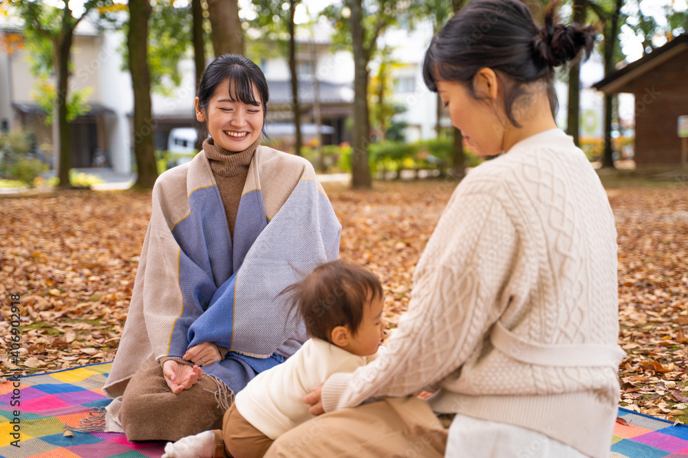 公園でママ友と話す女性
