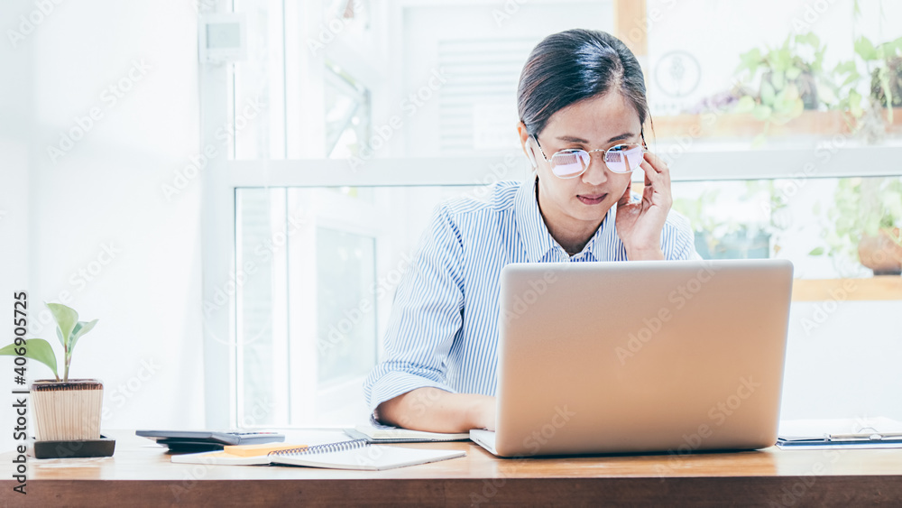Beautiful Asian Business Using Laptop Computer Online Working from Home Beautiful Asian Business Using Laptop Computer Online Working from Home