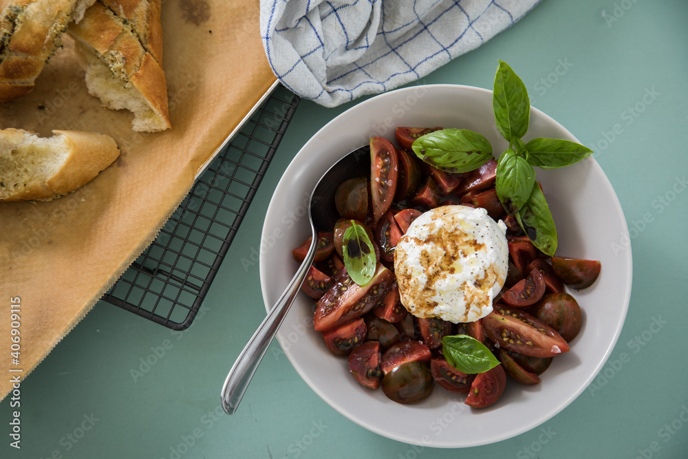 Caprese Tomaten Mozzarella Salat mit gestreiften bunten Tiger Tomaten ...