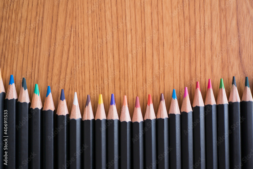 Naklejka premium 並んだ色鉛筆の背景素材