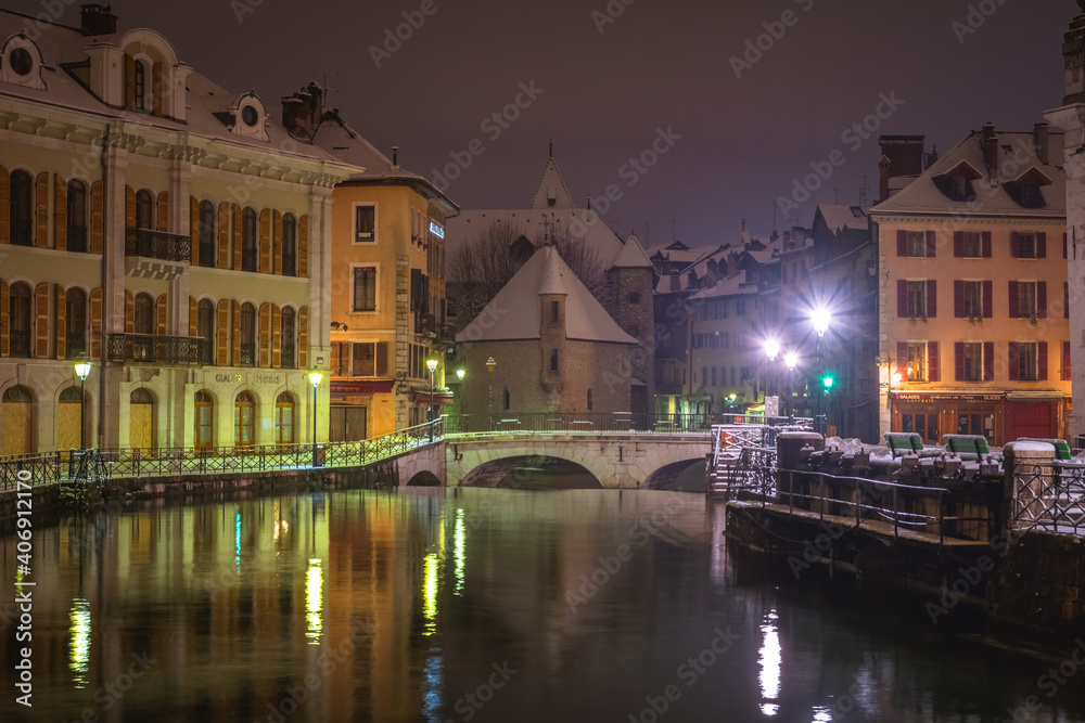 Fototapeta premium Annecy, le palais de l'Isle sous la neige