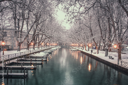 Obraz na płótnie Annecy, le pont des amours sous la neige