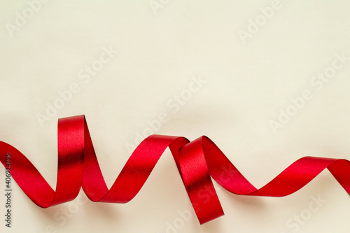 赤いリボンのプレゼントのイメージ
