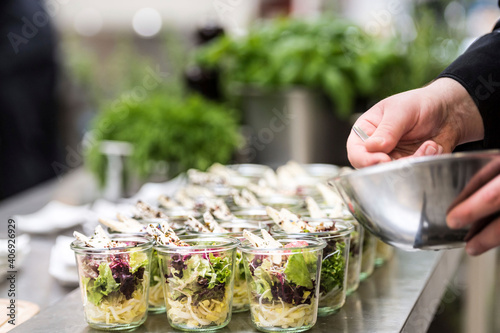 Catering Buffet mit Salat in kleinen Gläsern
