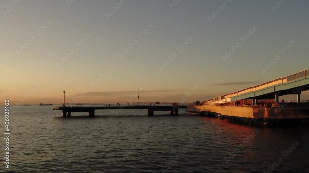 千葉県市原市の海釣り公園の桟橋と東京湾の夕景 千葉県市原市の海釣り公園の桟橋と東京湾の夕景