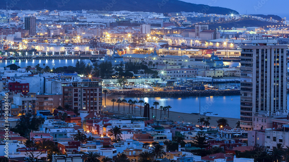 Naklejka premium Panoramic of Las Palmas city at sunset