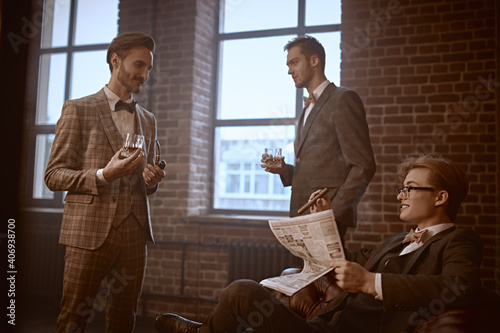 Fotografie serious male conversation