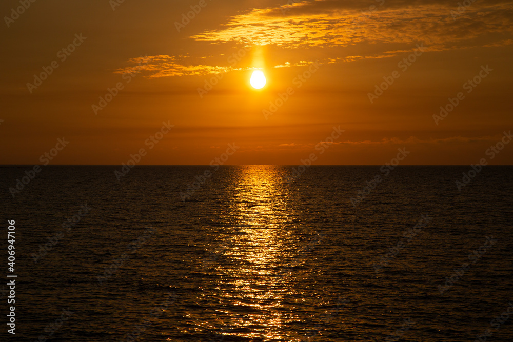 Fototapeta premium Beautiful sunset above the sea The setting sun over the ocean