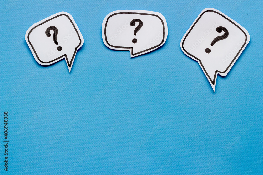 Ask question concept. Question mark on speech bubbles, top view - obrazy, fototapety, plakaty 