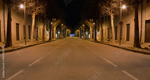 Night view from empty street way © Gustavo Andrade