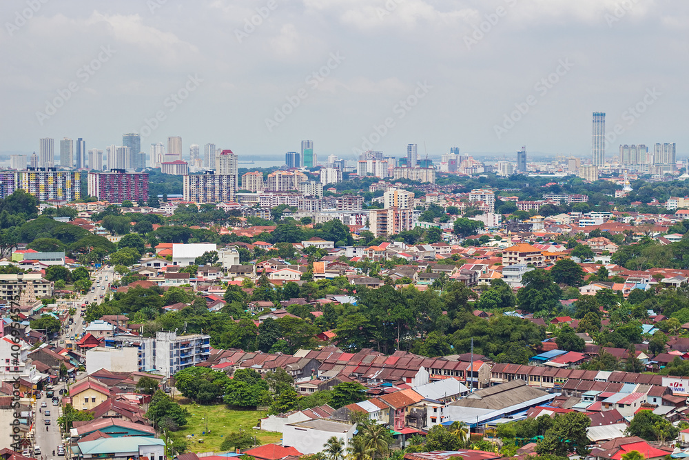 Obraz premium Beautiful view on Penang island from the Southeast Asia Largest Buddhist Temple - Kek Lok Si, Malaysia