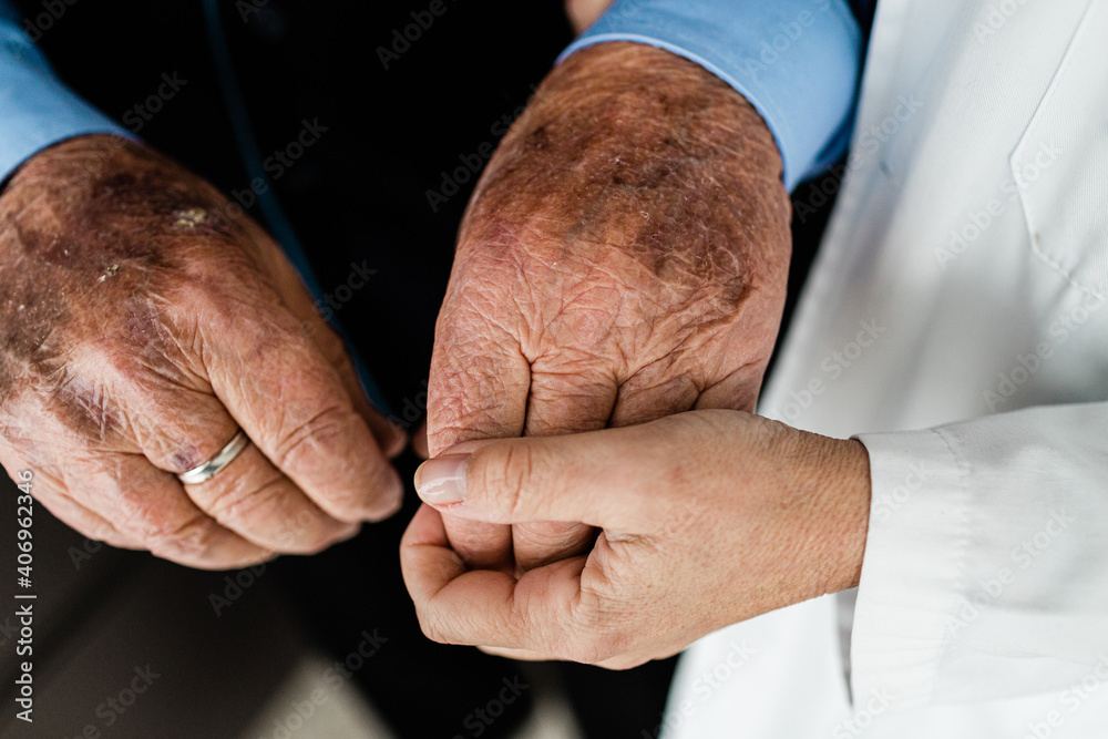 Fototapeta premium Nurse holding the hands of an elderly man
