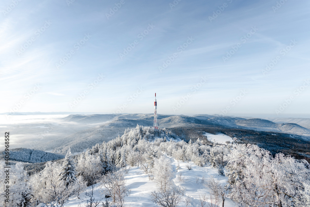 Obraz premium Com. tower on a mountain.