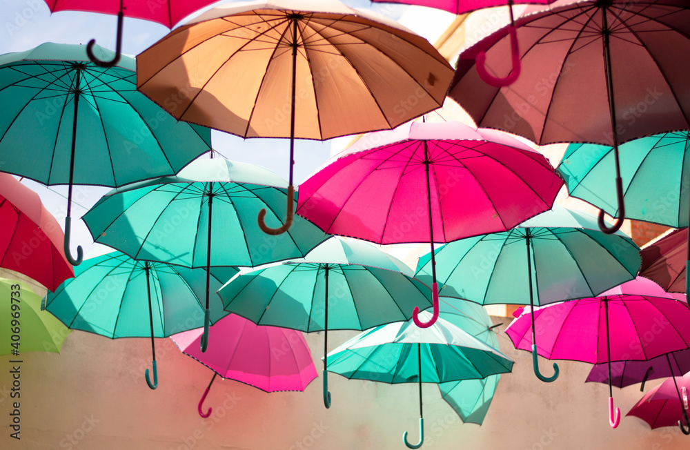 Ombrelli colorati si muovono col vento