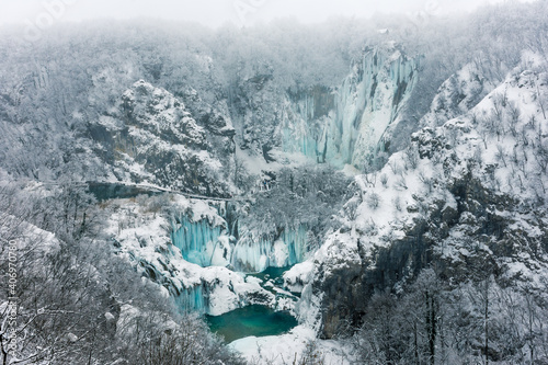 Cuadro en lienzo Frozen waterfalls and snow in Plitvice National Park in Croatia
