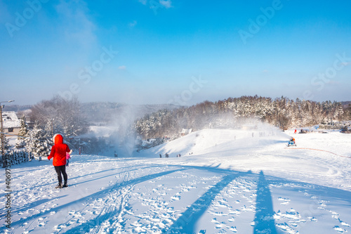 Złota góra kaszuby stok zima śnieg ludzie turystyka