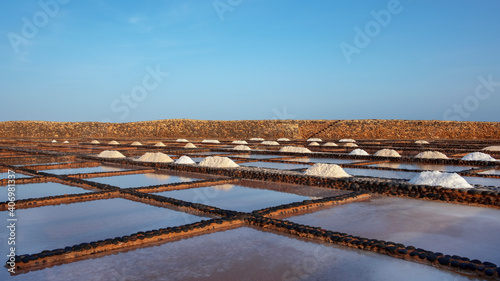 Foto Symmetrical square salt beds where salt is produced after an old traditional Can