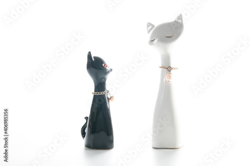 黒猫と白猫の置物