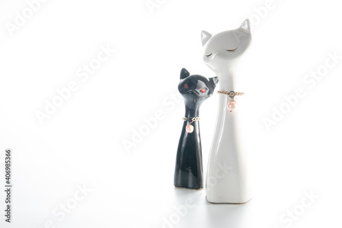 黒猫と白猫の置物