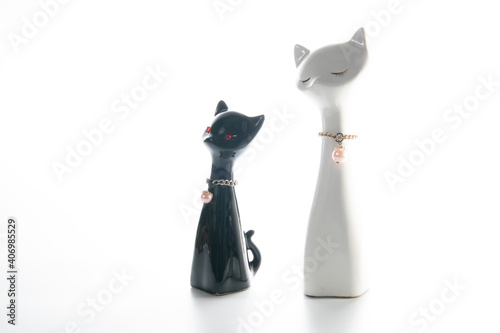 黒猫と白猫の置物