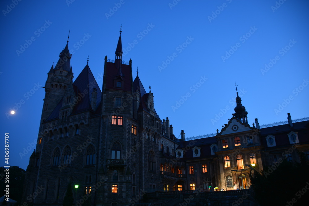 Obraz premium Moszna Castle in evening with blue sky