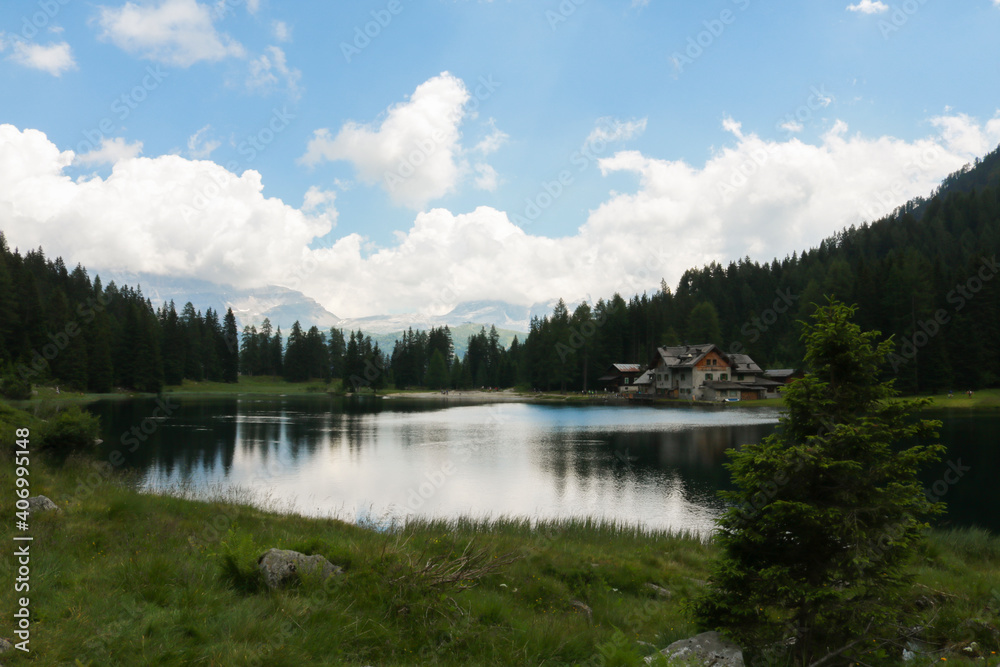 Bellissima vista panoramica dal sentiero del rifugio e del lago Nambino nel parco Adamello - Brenta in Trentino, viaggi e paesaggi in Italia