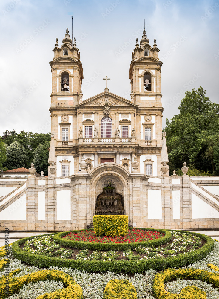 Obraz premium View of the 16th century Bom Jesus do Monte church near the city of Braga, Portugal
