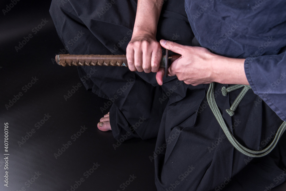 帯刀して座る人物 帯刀して座る人物